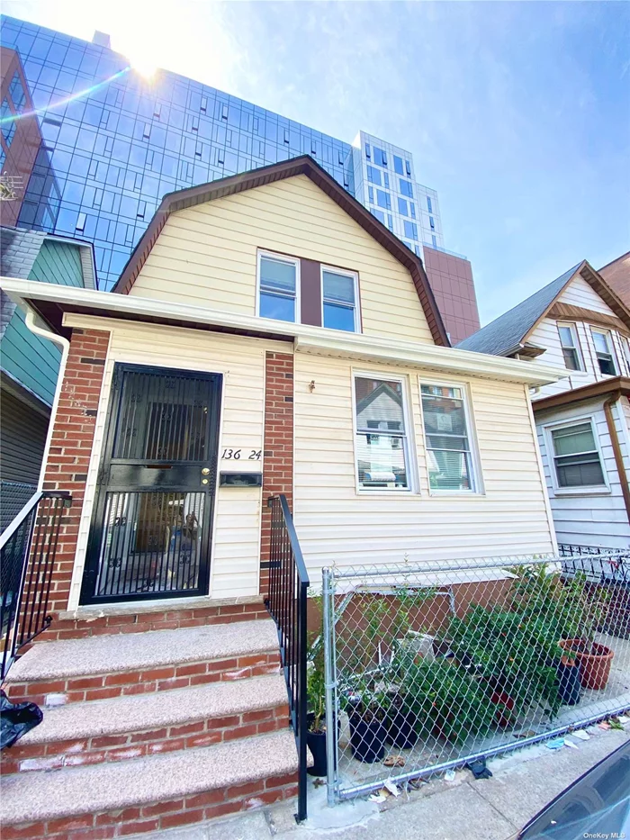 New renovated whole house with 4 bedrooms and 2 bathrooms. Ample backyard and basement. Located in the heart of flushing. Close to everything. Super market, restaurants, pharmacy...ect. 5mins to Main st, 10 mins to subway or LIRR.