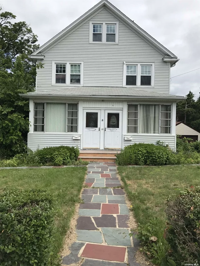 BEAUTIFUL PROPERTY IN A SAFE AND QUIET NEIGHBORHOOD WITH EXCELLENT SCHOOL DISTRICT.CLOSE PROXIMITY TO BUS STOP, PARK AND SCHOOLS, LIE, SUPERMARKET AND AMERICANA MANHASSET MALL.