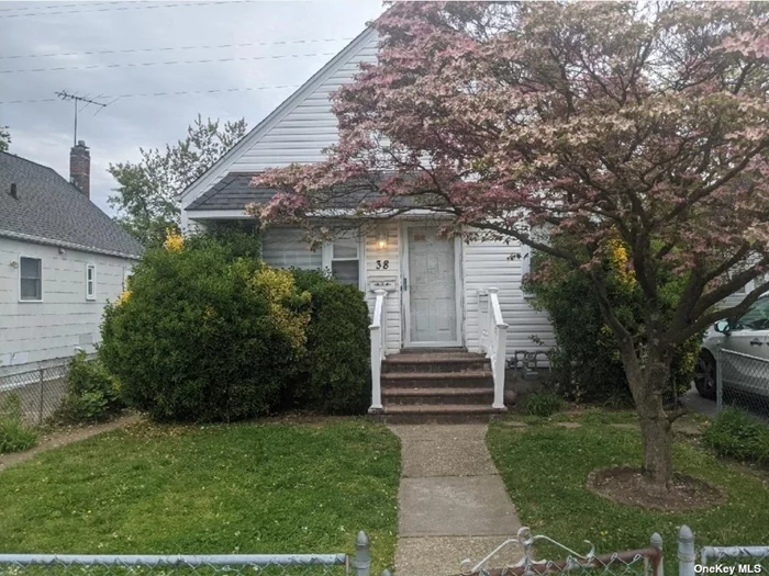 3 bed 1 bath move in ready home with a finished basement and many updates such as a beautiful updated kitchen with split units . low taxes and close to shopping