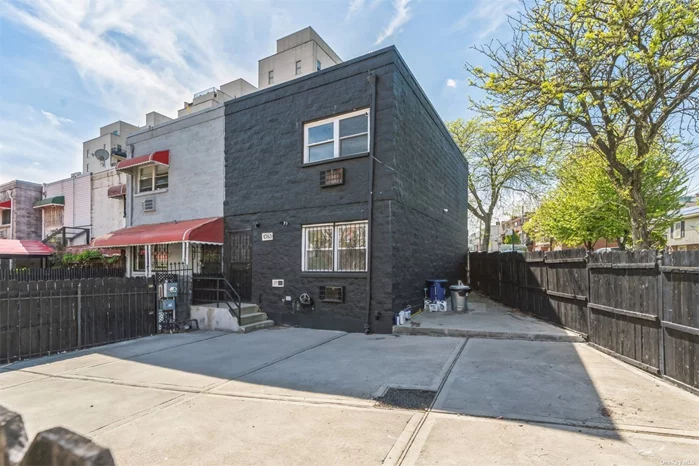 Stunning single family on a corner lot in the East Morrisania neighborhood features a 3 bedroom, 2 full baths, updated kitchen, and a beautiful backyard. Conveniently situated two blocks away from the 2/5 subway lines, shopping districts, supermarkets, schools, and highways.