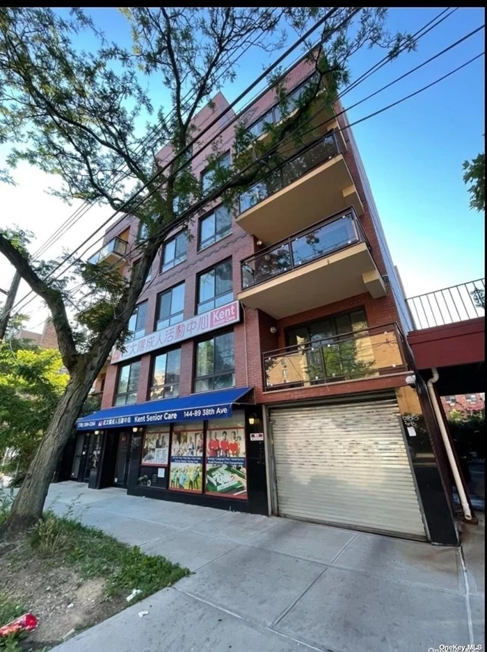 The 1 bedrooms and 1 baths condo in the downtown Flushing. It still have 11years tax abatement, property tax only $11/month. high-quality decoration, comfortable and compact design, master bedroom with a sunny balcony259 sf ft, pets friendly. 24-hour surveillance camera in the building. It is within walking distance to the bus station, the 7th subway station and the LIRR train station. Garage parking is extra $60, 000