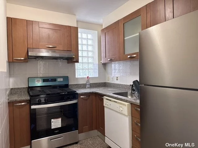 Conveniently located 2 bedroom 2 bathroom condo in heart of Flushing. it was built in 2003, great condition, washer are dryer are in the unit, hard wood floor, low common charge, Close to shops and restaurants, LIRR Flushing station and the Q48 and Q58 busses.