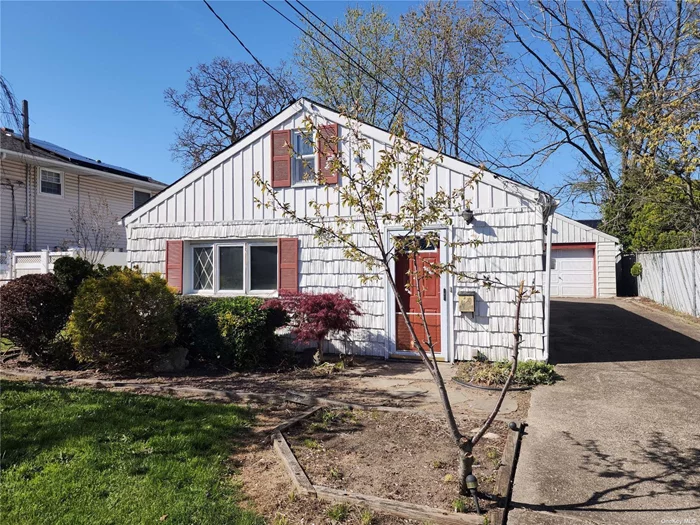 Ranch with 2 beds and 1 bath located in Lindenhurst. Close to transportation, shopping and major roadways