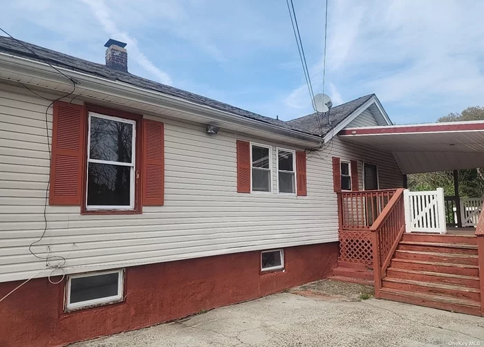 Cozy Ranch with 6 rooms 3 beds and 1 bath located in Sachem Schools. Close to transportation, shopping and major roadways