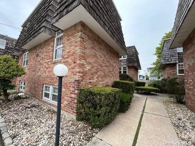 Two Bedroom Duplex Apartment in Courtyard Setting. New Kitchen, Baths, Windows. New Tile Flooring in Basement, Hardwood Throughout 1st and 2nd Floor. Outdoor Patio Area. Close to Manorhaven Community Park, Beach, Pool.
