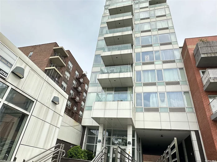 over 900sqft Large 2 bedrooms and 2 full bath, high ceilling, floor-to-ceiling windows, walking in closet, washer and dryer in unit, plus a large privet patio, in heart of Flushing, close to all!