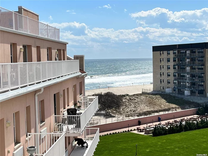 Mint condition Oceanview STUDIO with ALL THE AMENITIES!!! 24/7 concierge, Pool, Tennis, Pickle Ball. BBQ Area, Community Room, Gym. ALL THIS AND RIGHT ON THE OCEAN IN A PRIVATE GATED COMMUNITY. LIVE EPICALLY .. Live by the Ocean!!