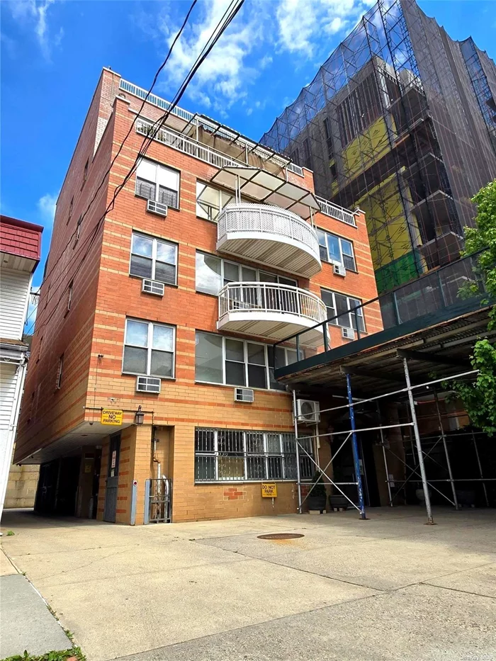 Located at Center of Down town in Flushing, Bright 2Bed Rm 2Full Bath Rm, and front Balconies, Laundry in Unit, near Leavitt park, 7 Train, Supermarket, Library, Bakery shop, very convivence Area.