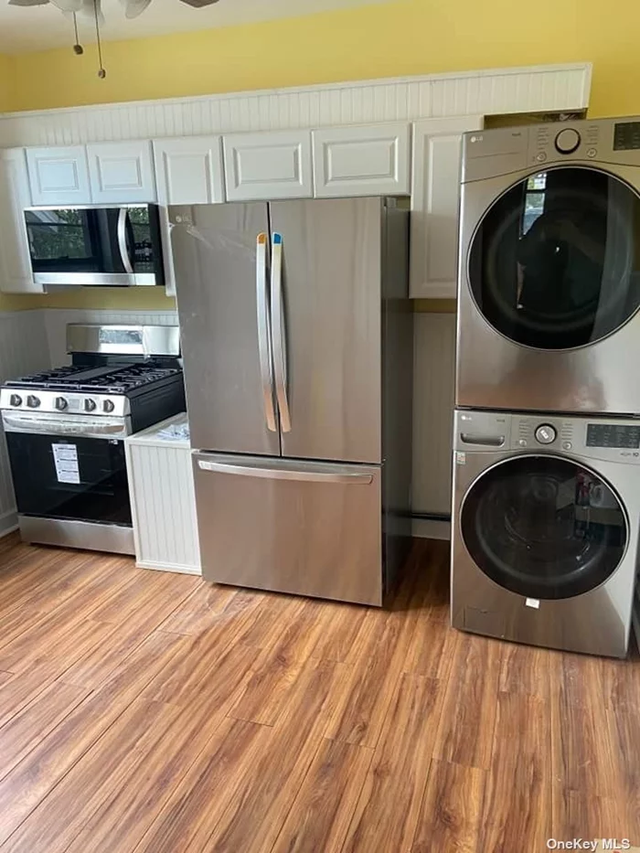 A GOLDEN Opportunity to rent a 2 bedroom unit close to the hospital and LIRR in Mineola. This upstairs apt has a lovely kitchen , full bath, 2 bedrooms and sun filled living room. Having your own private washer & dryer makes this unit just right for you! Living in close proximity to a pub makes it super convenient to grab a quick bite and/or wet your whistle-. It makes meeting up w friend a breeze!