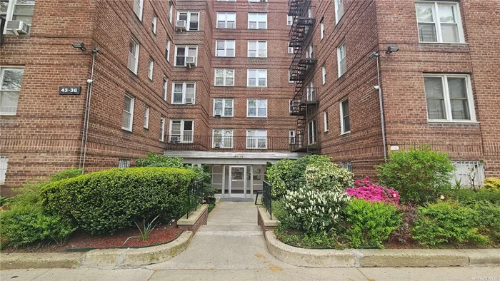 Very Bright And Sunny Unit Locates In A Well Maintained Building, Convenience To Shopping And Transportation.