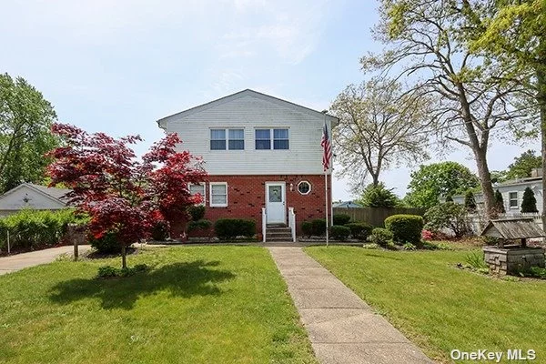 Welcome home to this 6Br, 2 full bath Hi-Ranch with full basement. Conveniently located mins from the Southern St Pkwy. Property is located on a 75x200 lot on a quiet tree lined street. Plenty of room for Mom or extended family. Close to shopping, local parks, LI Ducks Baseball, Bayard Cutting Arboretum, and Connetquot River State Park