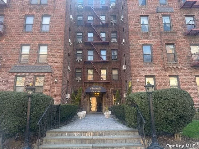 Unit In Excellent Conditions, Situated On The Richmond Hills/Kew Gardens Border. Offering Spacious 2 Bedrooms, Eat In Kitchen, Full Bath, Formal Lr/Dr With High Ceilings, Harwood Floors Throughout, Onsite Laundry. Convenient Located With Easy Access To Transportation And Forest Park, E And F Train, Q37 Bus.