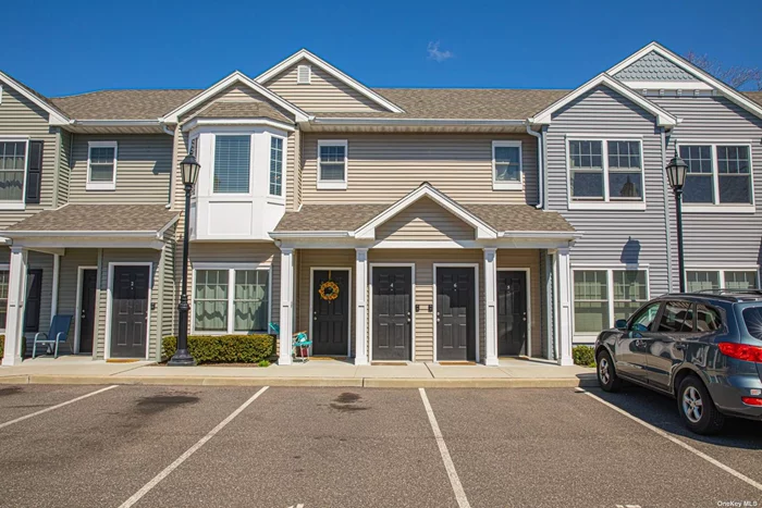 Beautiful second floor apartment at Oakstreet Villas. One bedroom one full bathroom and washer dryer in the unit. Large bedroom with a nice dining area and large living room.