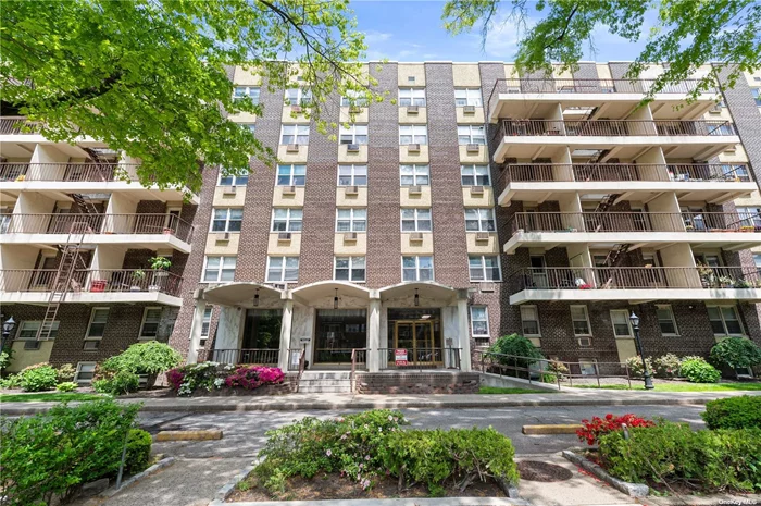 Bright and Spacious South Facing 3 Bedroom and 2 Bathroom Condo Unit. Renovated Chef&rsquo;s Kitchen. Upgraded Bathrooms. Ample storage space. Laundry in Building. Conveniently located to shops, restaurants, and Transportation- LIRR & Q13, Q44, Q28, & 7 Train.