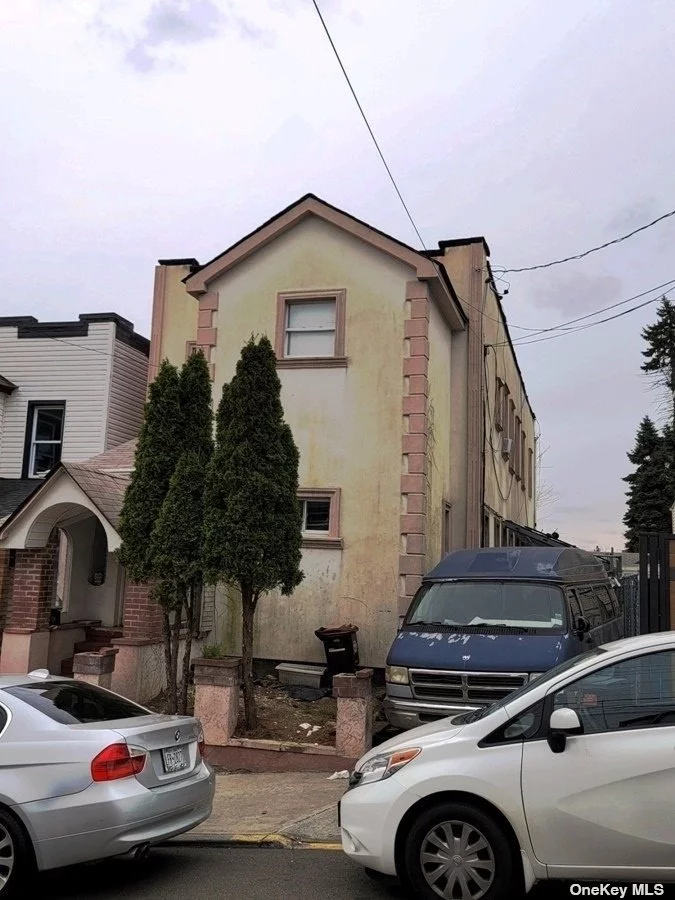 Detached 2 family in prime location. 6 brs, 2 full baths. Finished basement. Detached 1 car garage. Near schools, shopping and transport. Near subway F & E.