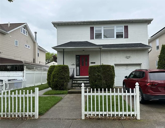 Excellent Rental in Floral Park with 2 Bedroom, Living Room, Pantry, Kitchen, Full Bath.
