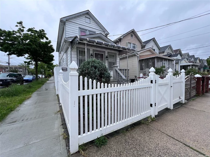 Beautiful corner property; located close to shopping, restaurants, laundromat and more. Close proximity to JFK, highways and Resorts World Casino.