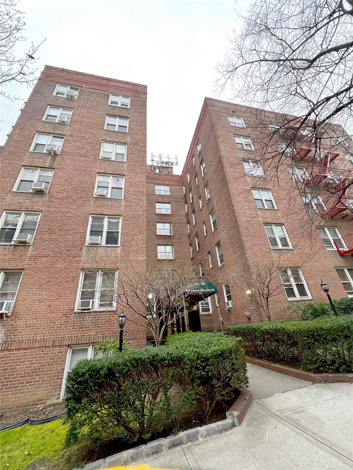 Large one bedroom located in the heart of Forest Hills. Eat-in-kitchen. King-sized bedroom. Just one block to subway and shoppings. Express bus to NYC on Yellowstone blvd.