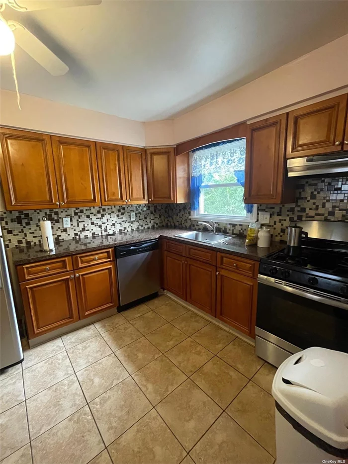 MUST SEE!!!! This 3 bedroom 1 bathroom unit boast stainless steel appliances, granite counter tops, open floor concept with original hardwood floors throughout. this unit offers tons of storage and Large shared backyard. close to public transportation, shopping, restaurants and parks.
