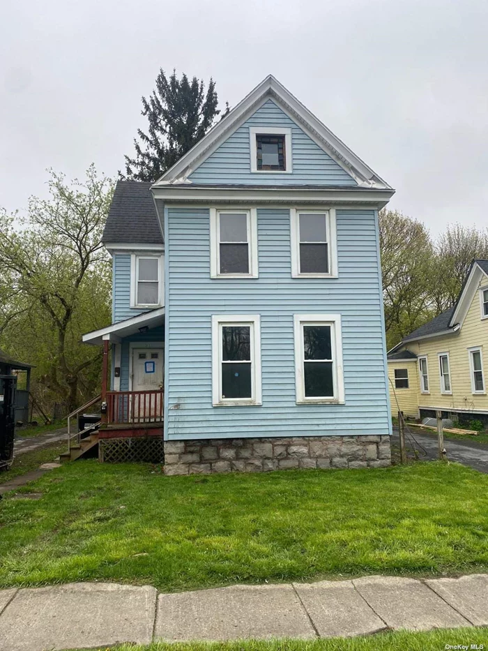 Large 4 bed 2 bath Single family in good location with Huge Lot size. Needs TLC, Roof and Siding in excellent condition. Cash or hard money preferred.