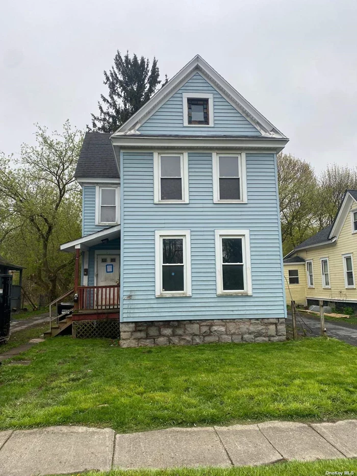 Large 4 bed 1.5 bath Single family in good location with Huge Lot size. Needs TLC, Roof and Siding in excellent condition. Cash or hard money preferred. priced to sell