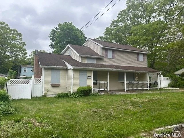 INVESTORS DELIGHT! SELLER IS READY FOR QUICK CLOSING! CALLING ALL FLIPPERS, BUILDERS, INVESTORS, LANDLORDS AND EVERYONE IN BETWEEN! 2 CARS DETACHED GARAGE. FULLY AVAILABLE AND READY TO CLOSE! NOT IN FLOOD ZONE.