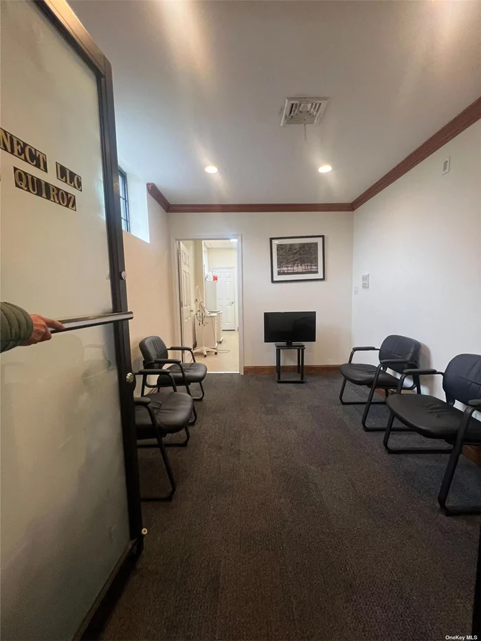 Space top of the line professional office on the prestigiuos landmark queenboro building . Lawyers, accounting, realestate offices on 2nd floor level. Shared separate bathrooms. 350 square. Elevator . everything included on the monthly rent