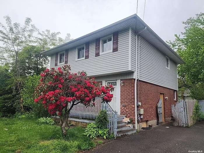 Cozy Expanded Cape with 6 rooms 3 beds and 1 bath located in the Village of Hempstead. Close to shopping, transportation and major roadways
