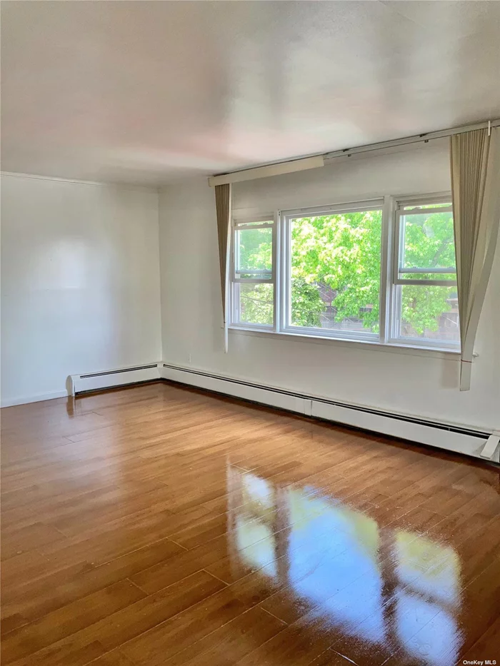 Come And See This Very Bright And Large Living Space. This Location Facilitates Easy Access To Restaurants, Shopping, Public Transportation, Places Of Worship And Highways. Come And Make This Your Next Home.