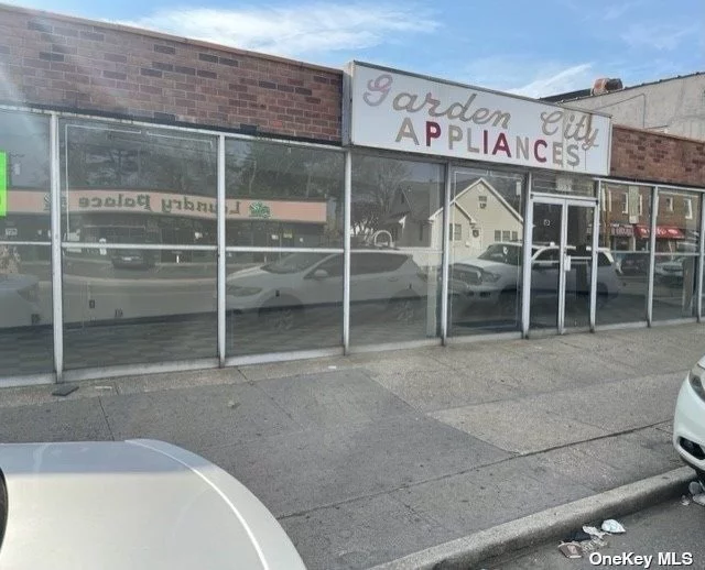 This is an amazing opportunity to own prime property on a busy Main Street near shopping centers. Property with great visibility, wide frontage. Great for convenience store, Office Space, Urgent Care, Retail, Gym & Med Spa. Food with proper permits. Do not miss this opportunity!!!