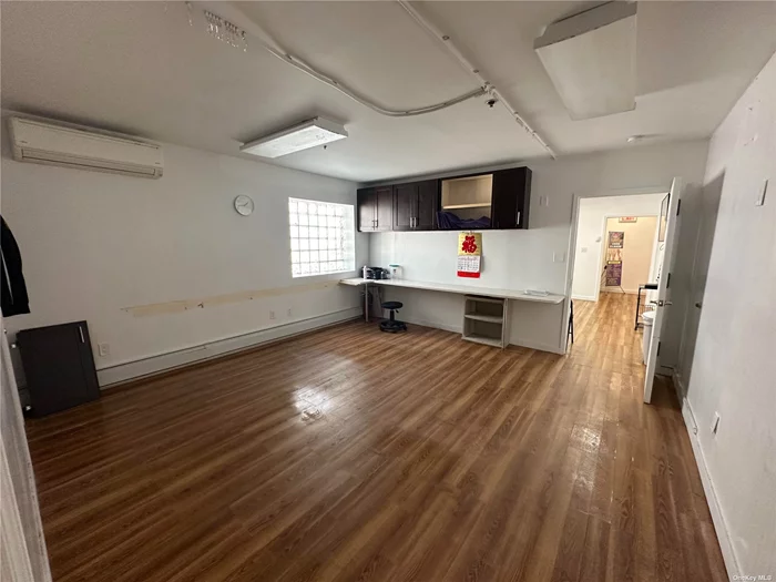 Office space for rent in the center of Flushing. Suitable for doctor&rsquo;s clinic, medical insurance company. Approximately 750 square feet with two rooms and one bathroom.