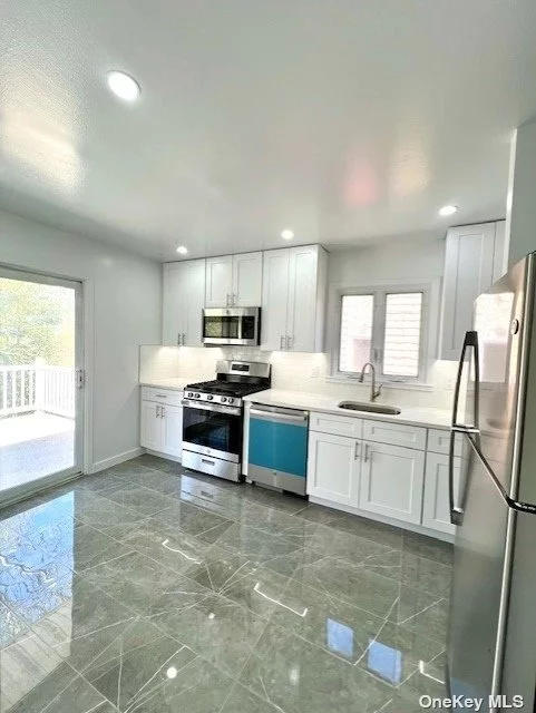 * Massive Duplex * 3 bed 2 bath * Washer / dryer in unit  * Central A/C * Private balcony * Renovated kitchen with microwave and dishwasher * Quarts counter tops * Recess lighting through out the apartment * 6 closets total * No pets