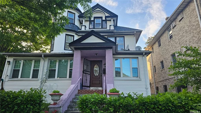 Beautiful full house with 7 bedrooms 2 full bathrooms available at the heart of Queens near Grand Central highway and Parsons Subway station close to the market, Schools, Park and bus station.