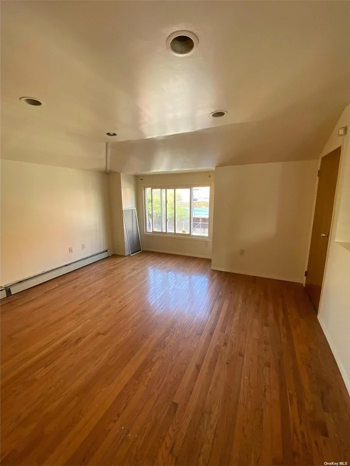 This Cozy 3 Bedrooms, 2 Full Bathrooms Apartment Is Located On The 2nd Floor Of A Well Maintained House.... Featuring Updated Kitchen, Bathroom & Hardwood Floors. Conveniently Located Near Public Transportation, Shopping Areas and Major Highways.