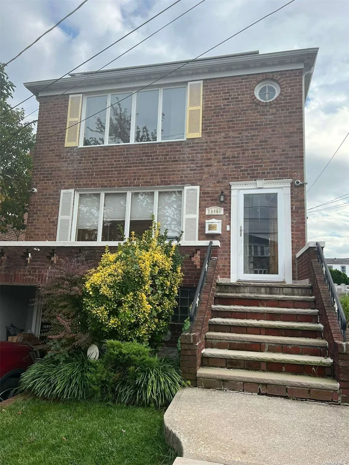 This 1st-floor rental in Flushing allows for easy access to restaurants, shops, schools and transportation hubs, making it the perfect family home. Beautiful formal dining room, kitchen, 2 bedrooms and full bathroom.