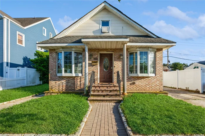 Spacious 6 bedroom home, two full baths, hardwood floors, private driveway and detached one car garage. Close to everything! Just blocks to the beach, public transportation, shops and restaurants!