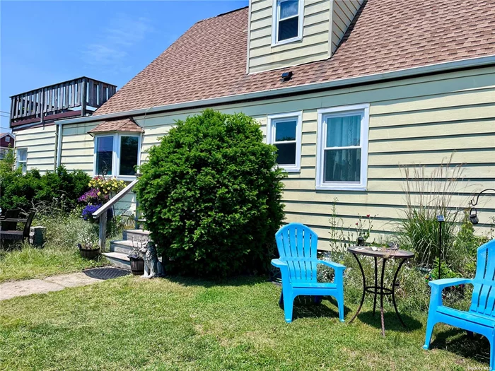 Very Large Sun drenched Large 1 Bedroom 1 Bathroom apartment on 2nd floor. Spacious Living area has sliding glass doors that lead out onto an enormous deck. Views of the ocean. Get in now just in time for Summer!