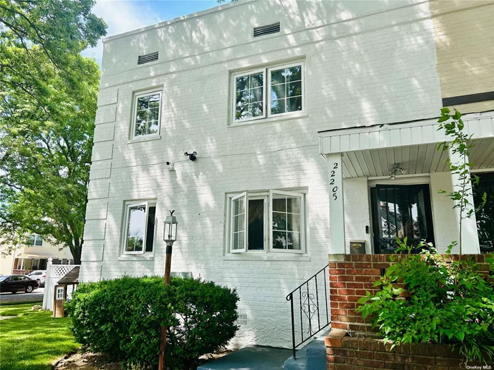 Newly renovated 1st fl apartment in Springfield Gardens, featuring 2 Bedroom, 1 Full Bath, Living/Dining, Kitchen. Close to Public transportation, Shops and more. Tenant pays for electric and cooking gas. Available to move in immediately.