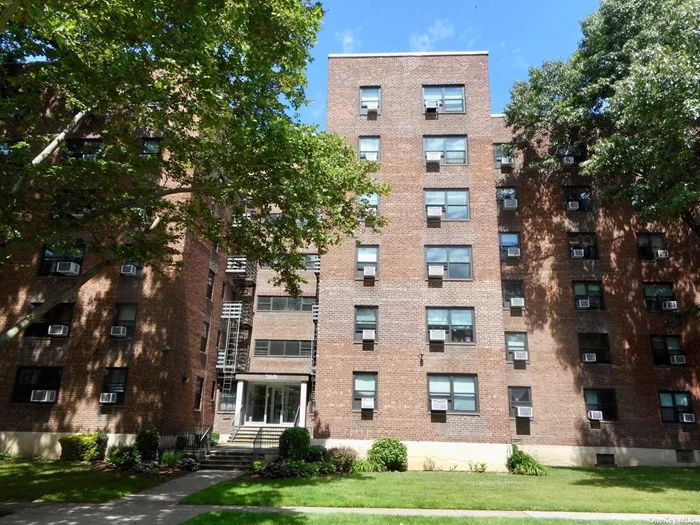 Top floor large one bedroom in a quiet location yet near gym, pool, stores and restaurants. Low maintenance including all utilities and tax except electricity. Assigned parking available immediately with monthly fee.