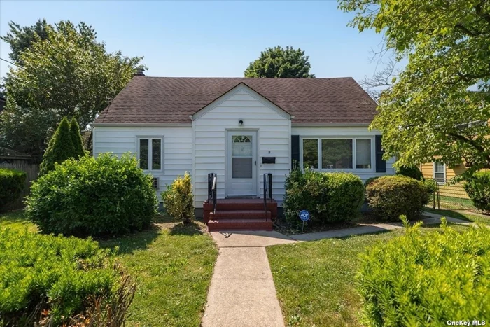 Newly renovated 5 bedroom expanded cape home with finished basement. Central air and heat, updated kitchen and hardwood floors throughout. Walking distance from shopping center, public transport and Hicksville Plaza.