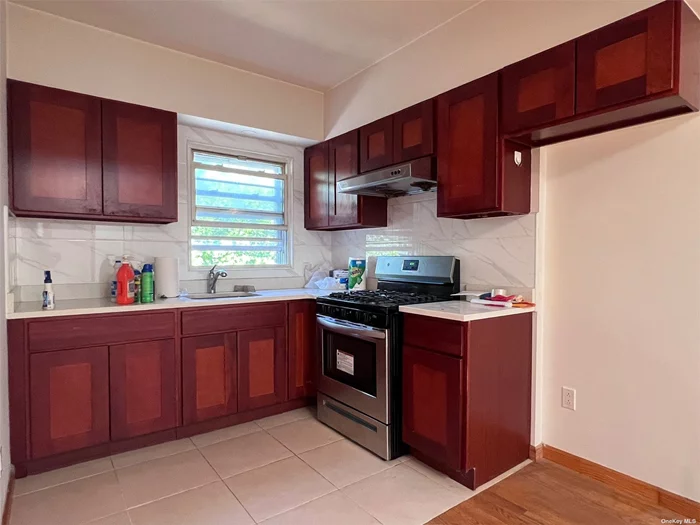 Beautiful 3 bedroom, 1 bathroom apartment in a two family house. 2nd Floor. Hardwood floor throughout. Close to Queens college and Main St. Convenient to All. No Pet No smoking please! Credit score of 700 or above and verifiable income required.