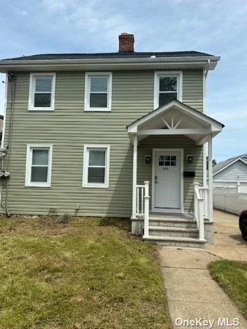 Renovated 2 Br Apt in Brookwold Area.Use of shared backyard. close to LIRR, Public Transportation, Stores