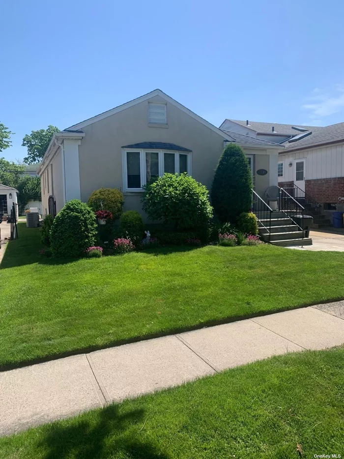 Beautiful single home in the heart of bayside, Features- 3 bedrooms , 3 Full bath, Finished Basement with SOE. Hardwood floors throughout. Lets go Mls! Very Convenient location. Close to School, shopping centers, and Major Highways.