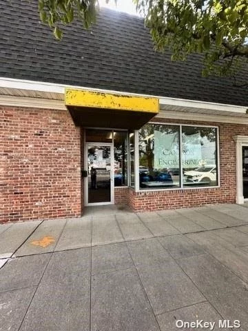 Retail Location in the Middle of the Village of Island Park. Perfect Set up for a Nail Salon, Retail or office Space