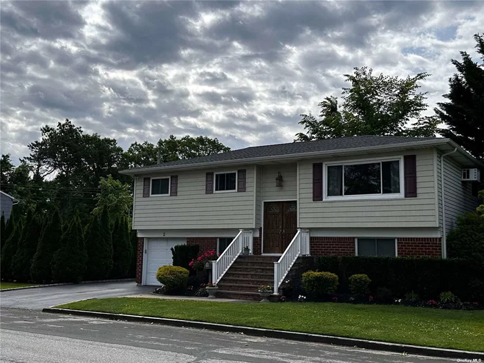 Open The Door and You&rsquo;ll Want to Stay. Diamond Wide line Hi-Ranch. Large Family needed... Home Was Completely Gutted and Renovated in 2008. Roof ripped and replaced 4 years old. New A/C units and 1 split system, 2 years old.