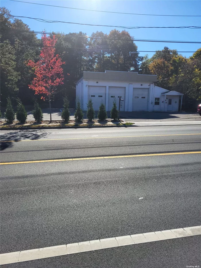 LOCATION, LOCATION!! Calling all contractors, landscapers, mechanics. Centrally located. Avoid the trde perade. Easy access to Montauk hwy. & Sunrise Hwy. 3 Bay garage with 2 office soaces, 2 baths, storage space.