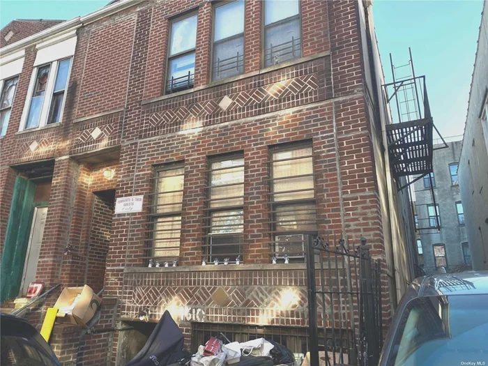 Welcome to a handyman special in Crown Heights with immense potential. Featuring 5 bedrooms and 3 bathrooms, it&rsquo;s perfect for a large family. Needs TLC. Close to schools, parks, shops, dining, and public transport. Transform this property into your dream home.