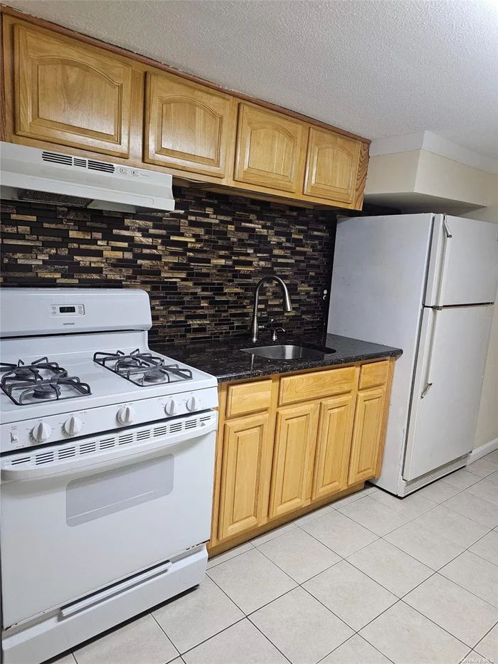 beautiful spacious 1 bedroom apt, ready to go, all utilities included!
