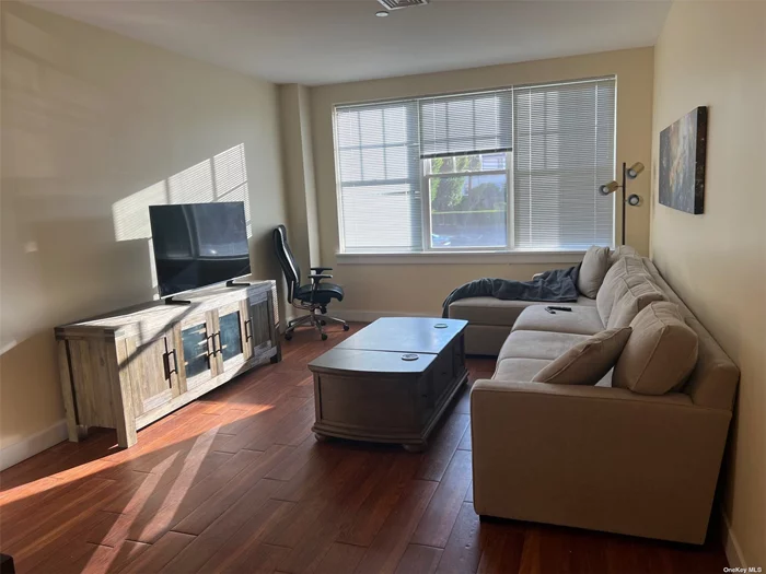Fabulous Apt lvrm & Dnrm combo, pretty kit overlooking Lvrm Separate rm for office or other, updtd bth, very clean Building on main floor renovated 3 yrs ago Bkyd w/Pergola light and bright Washer & dryer in unit near all !!!!