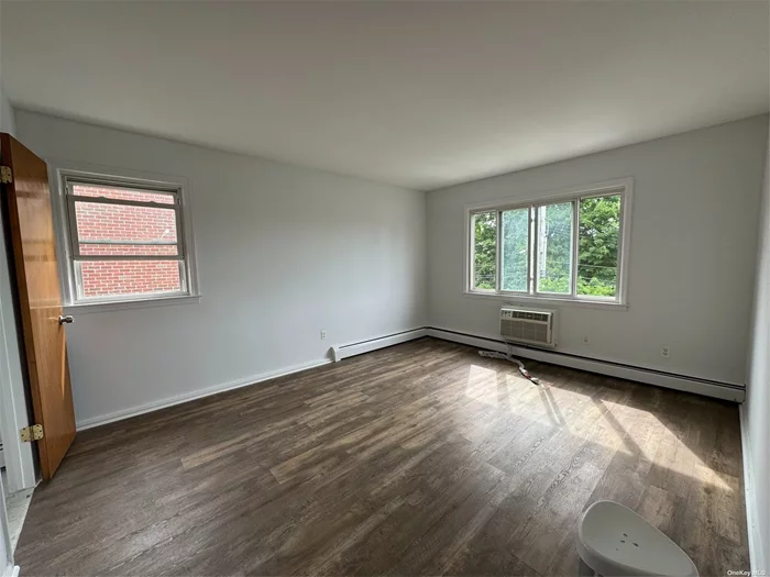 3 Bedrooms 1/5 Bathrooms Apartment. Great School District. Close To Northern Blvd, LIRR, Park, School, Supermarkets etc....Convenient Living and transportation. Easy Parking.